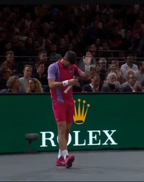 TheTennisLetter's tweet photo. Novak Djokovic applauds the crowd after they cheered when he double faulted on break point in Paris. 

They booed him &amp; he gestured with his arms to give him more. 😂

He proceeded to break serve at love. 

When will they learn, this only makes him play better. https://t.co/7MdGwOKoQG