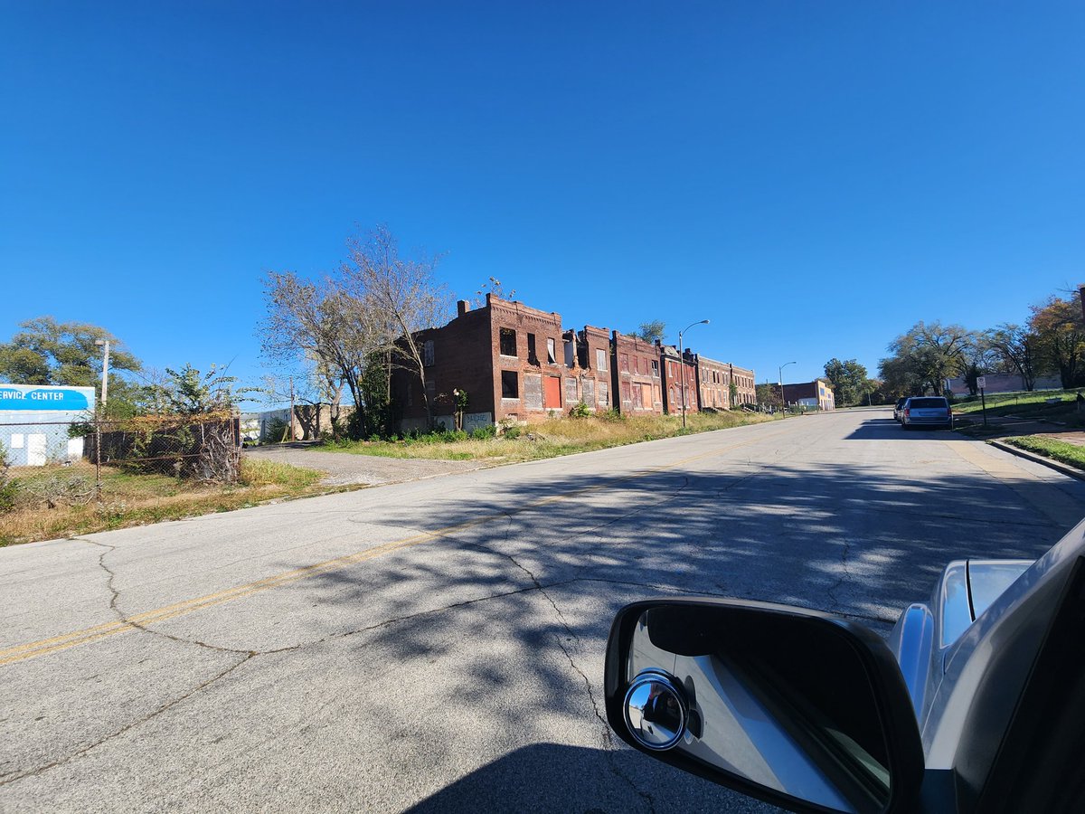 St0neLinc0ln's tweet image. This is approximately 1.5 miles west of St Louis University.
#urbandecay #notawarzone #STLneedsGrace