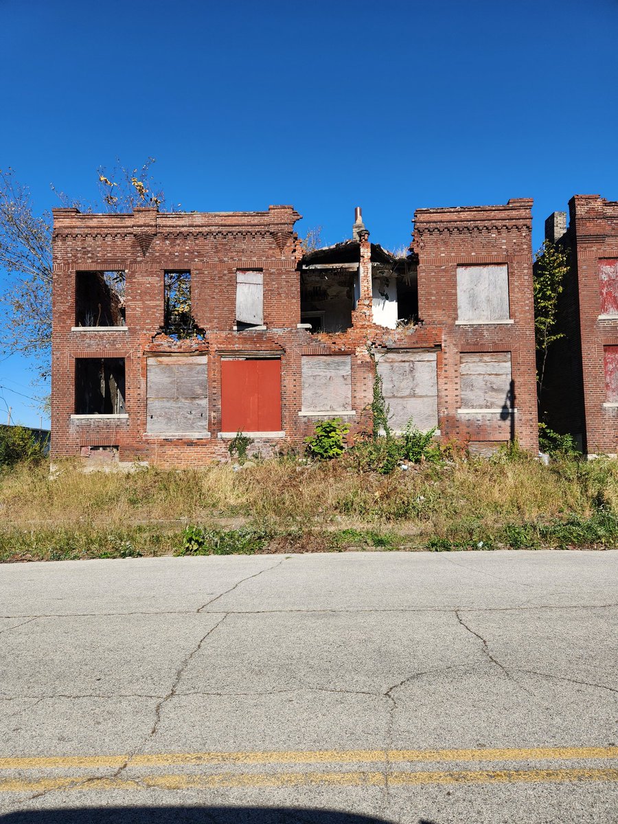 St0neLinc0ln's tweet image. This is approximately 1.5 miles west of St Louis University.
#urbandecay #notawarzone #STLneedsGrace