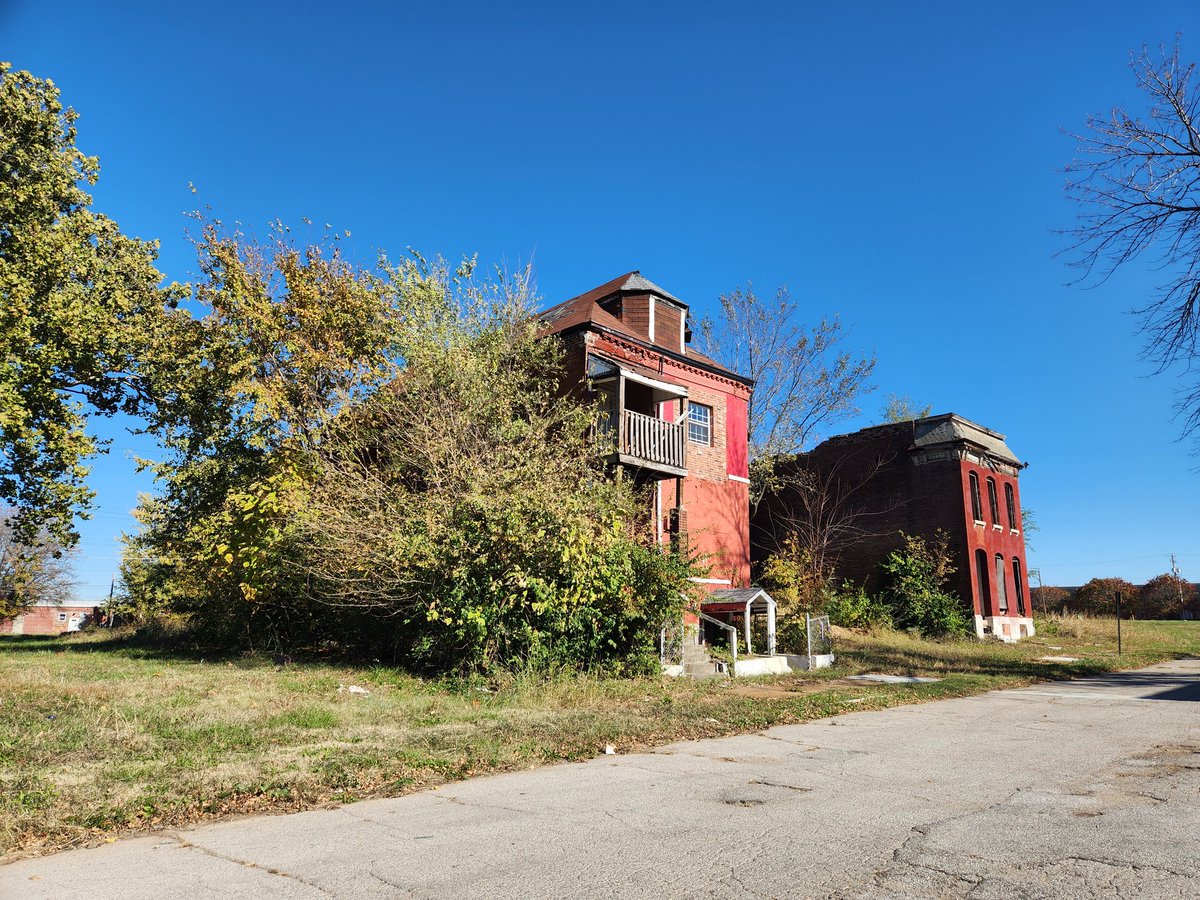 St0neLinc0ln's tweet image. This is approximately 1.5 miles west of St Louis University.
#urbandecay #notawarzone #STLneedsGrace