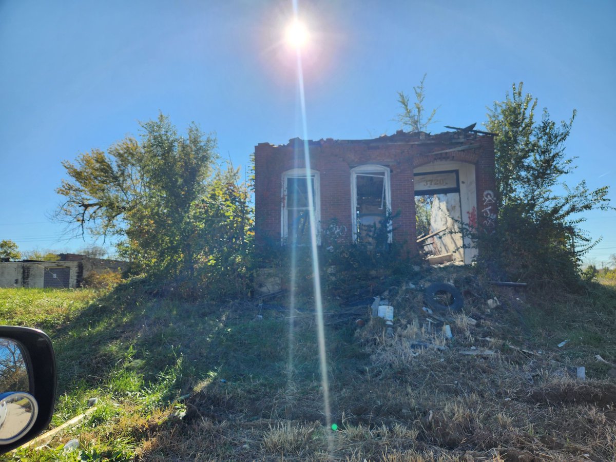 St0neLinc0ln's tweet image. This is approximately 1.5 miles west of St Louis University.
#urbandecay #notawarzone #STLneedsGrace