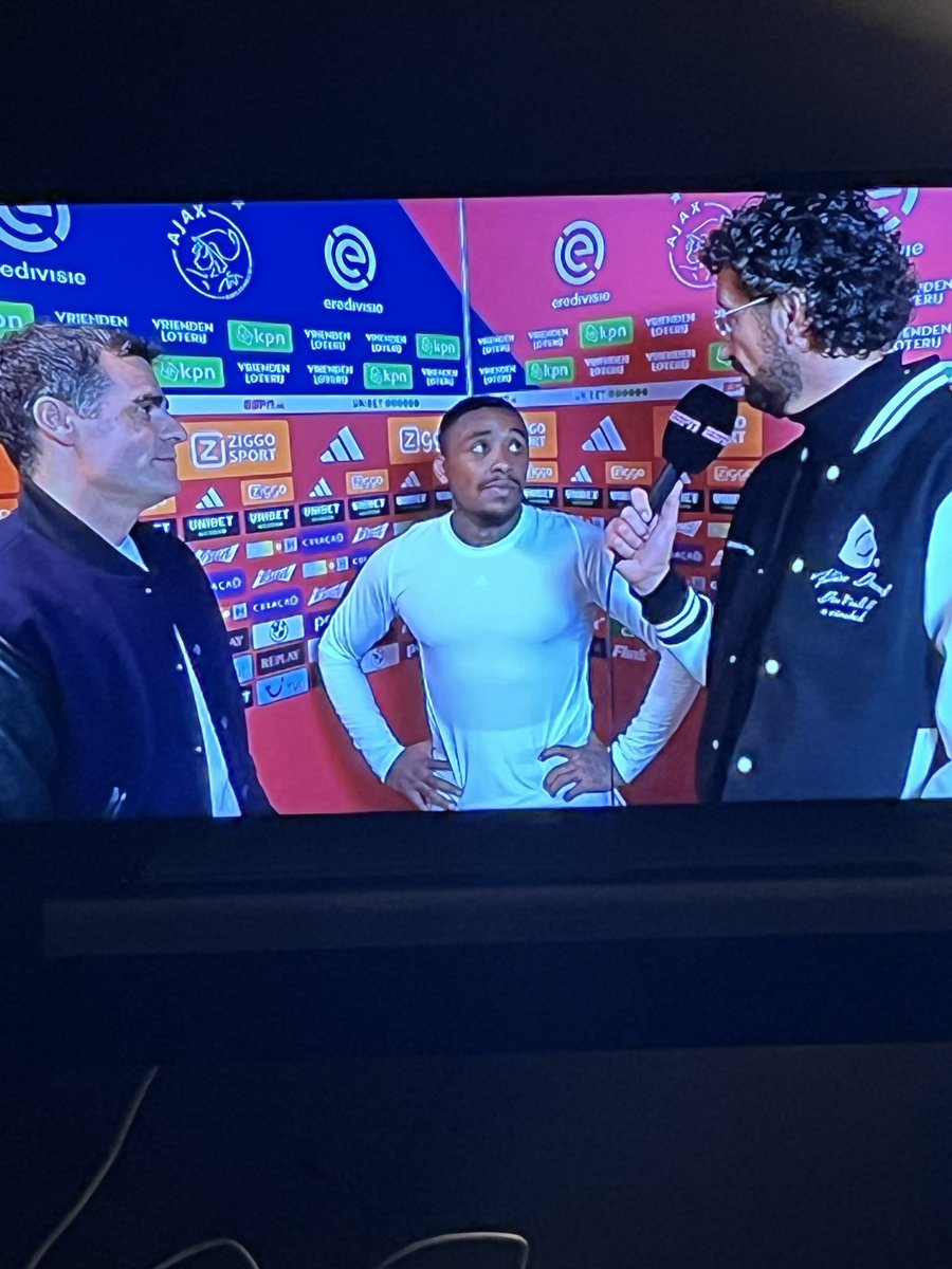 Wie vind ook dat JJvG een zelfingenomen journalist is? Pogingen doet om grappig te zijn alleen ook (te)veel bezig is ‘scoren’ voor de mensen thuis. Weinig empathie met de sporter. #fail #ajavol