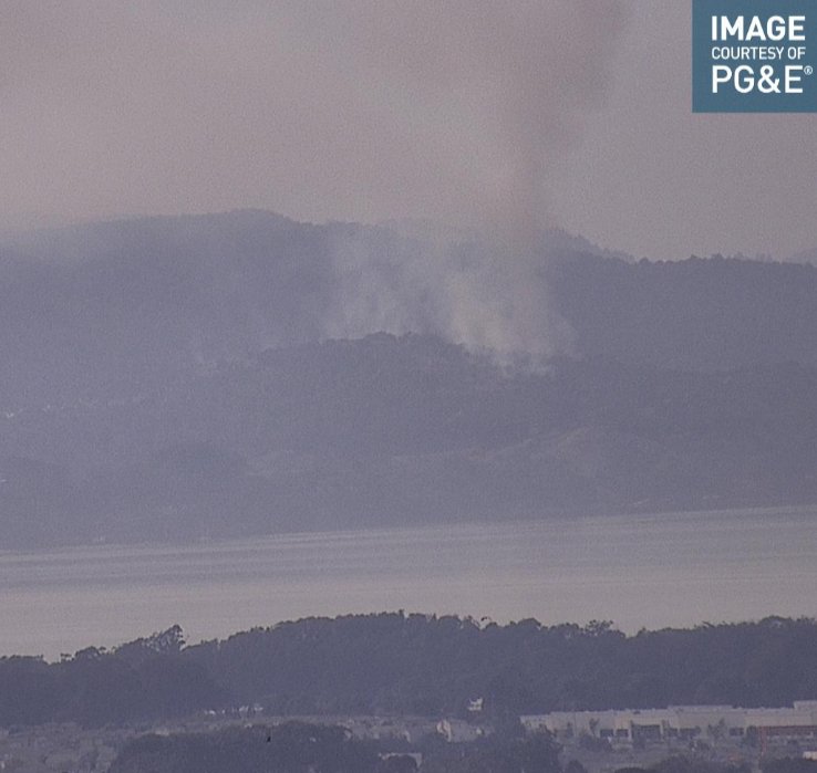 firevalleyphoto's tweet photo. #PotreroFire in El Cerrito, CA. https://t.co/y1WF57W4ou