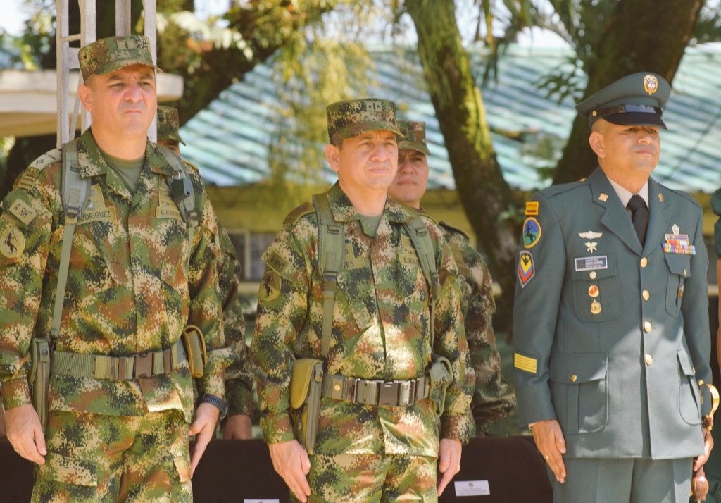 Ejercito_Div4's tweet photo. En el marco de una solemne ceremonia militar, @COL_EJERCITO homenajeó al Sargento Mayor Carlos Arnoldo Gutiérrez del Batallón de Apoyo y Servicios N.° 7, por 25 años de servicio a la patria.

¡Gracias por su liderazgo, disciplina y compromiso!

#PatriaHonorLealtad https://t.co/TMv9xSgkMP