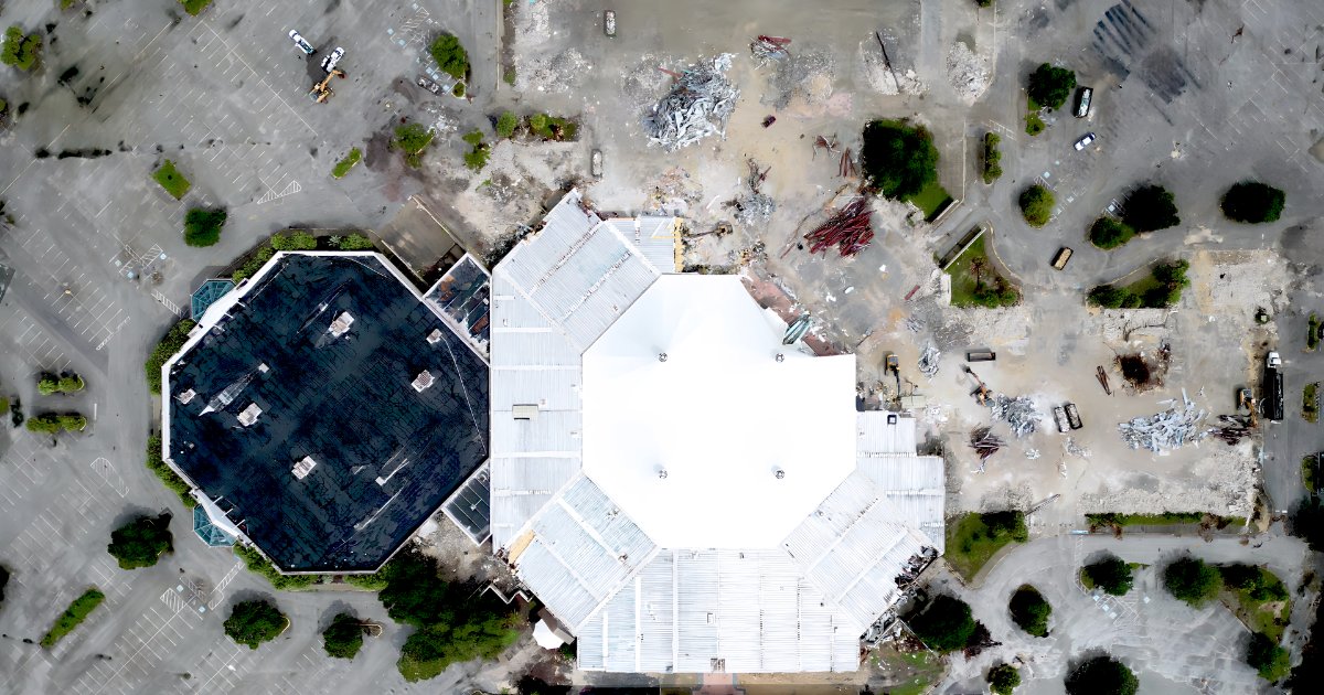 kimminscontract's tweet photo. Our experts are taking on the challenge of this massive 40,000-plus sq. ft. mall in Crystal River. 👷‍♀️ Every inch of concrete and asphalt from the site will be carefully crushed and recycled. It's our effort for a greener tomorrow! ​🌎
#Kimmins100 #Demolition #CivilConstruction https://t.co/MaSJQcSDwb
