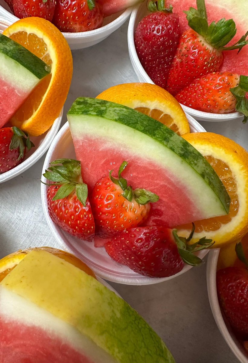 KnoxNutrition's tweet photo. An eye-catching fruit mix from our Corryton Elementary School cafeteria https://t.co/2Y3YuMTdbT