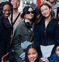 Roxdk7's tweet photo. Jenna with the headphones and sunglasses 🧎🏻‍♀️
#jennaortega https://t.co/p8X8SEUjUA
