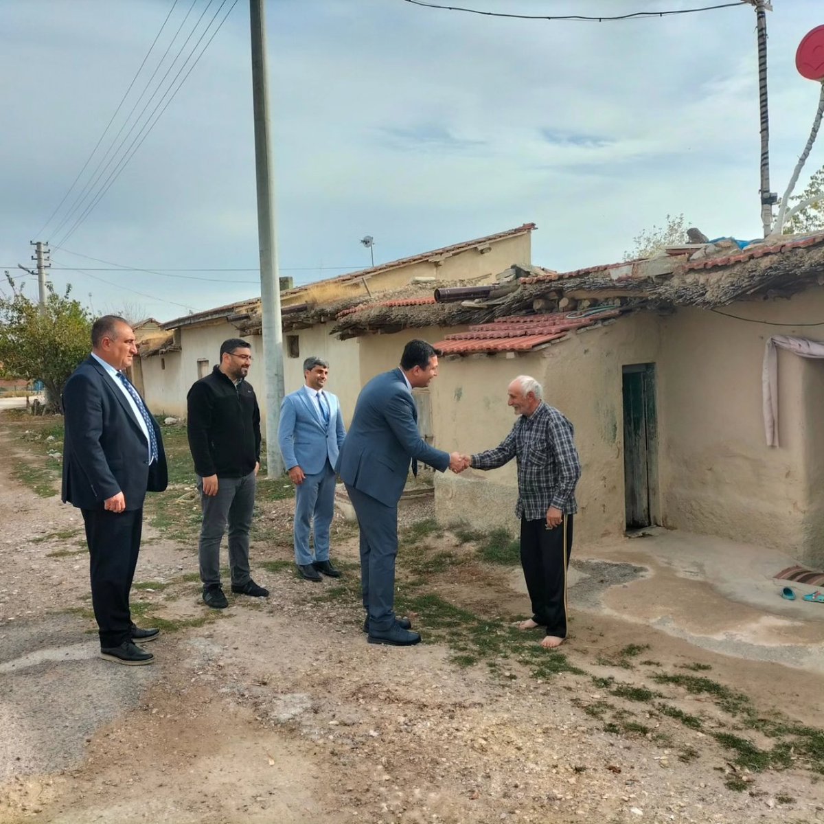 GebecelerBld's tweet photo. Sayın Vali Yardımcımız/Belediye Başkanımız Mehmet KEKLİK kasabamızda yapılabilecek hizmetleri yerinde inceleyerek gerekli çalışmalara başlamıştır.@mehmetkeklik94 https://t.co/8CqHE3vXhu