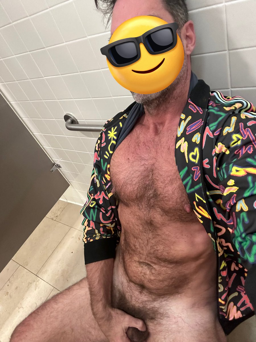 BigHenryLA's tweet photo. meet me in the bathroom on your lunch break, babe https://t.co/mavVjs3f6k