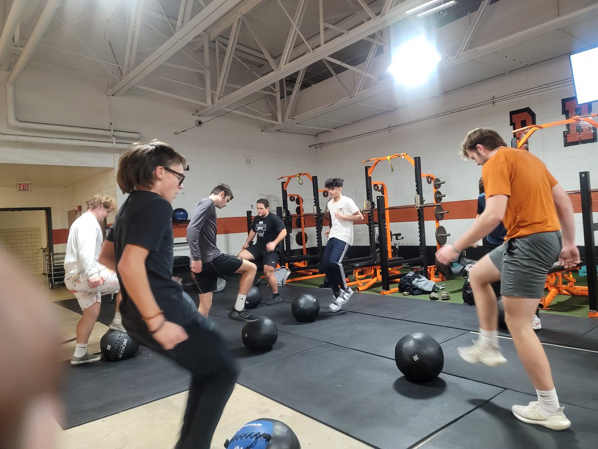 AnthonyDedmond's tweet photo. Had to work on my mental, but ready to get back in the swing of things. I'm blessed to see them hungry for more!

We are going early in the morning and back at it in the afternoon!!! https://t.co/fZNaeRSNHQ