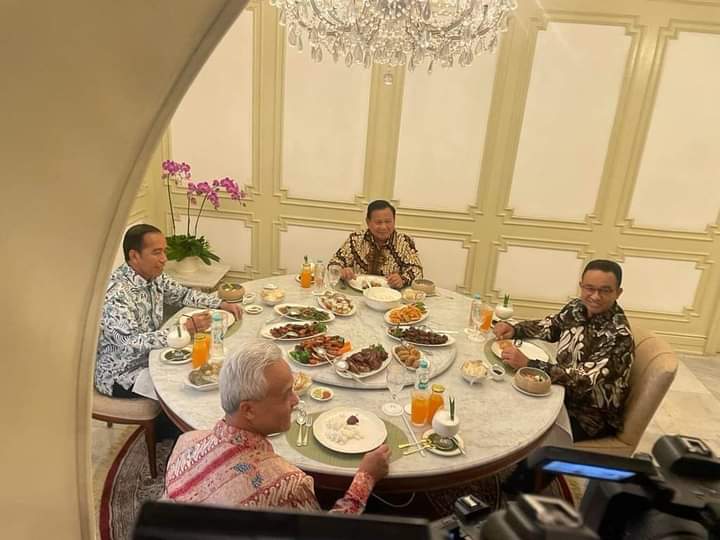 Issu politik dinasti selesai diatas meja makan...!!!

Kalau saya di ijinkan baca pikiran pak Jokowi pada moment ini :
" Selamat bertanding, tolong jaga Negara kita, Indonesia ke depan ada di tangan bapak bertiga, Bukan di bawah tekanan salah satu parpol".