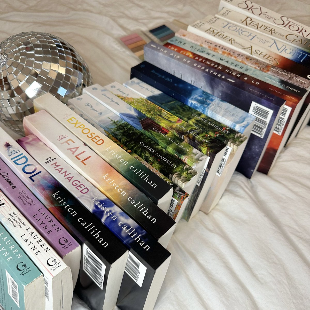 GIVEAWAY 📖

I will choose 1 person to receive a SERIES of their choice. ‼️ No more than 4 books‼️ Just like, retweet &amp;follow (I do this bc it makes it much easier to reach the winner when they get picked). 

I’ll choose someone on November 24th!!!