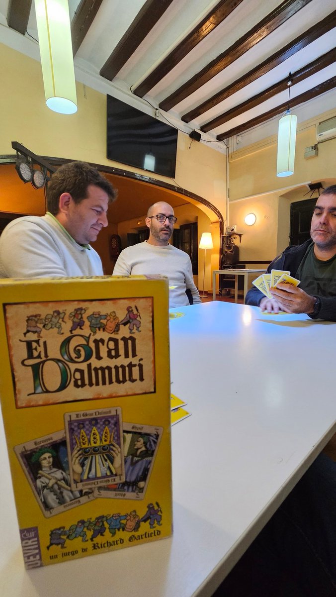 I després d'una reunió fructifera de la Junta, vam tancar dijous amb una partida a EL GRAN DALMUTI

#PleDeRol #PleDeRolElMasnou #jocsderol #JocsdeTaula #juegosdemesa #elmasnou  #ElMasnou #ElGranDalmuti #Devir <a href="/DevirIberia/">Devir Iberia</a>