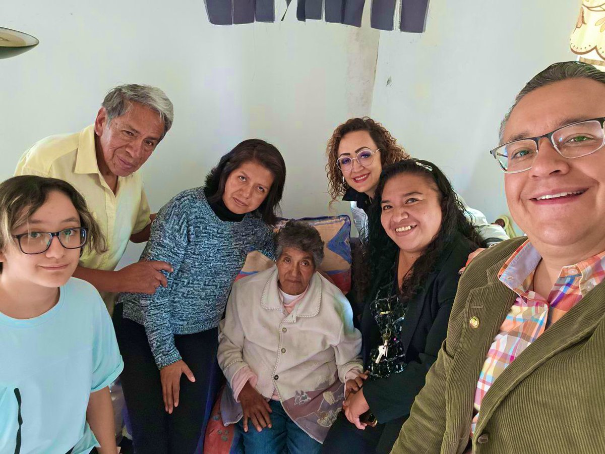 GabrielGarcia_H's tweet photo. Hoy acompañé a la Familia Hernández Ramírez, originarios del Barrio de San Miguel; me contaron sobre el legado de sus familiares y les reconocí como Tlatoques de Iztapalapa. #DiaDeMuertos2023 #AguaparaIztapalapa https://t.co/zUQo27Ok0T