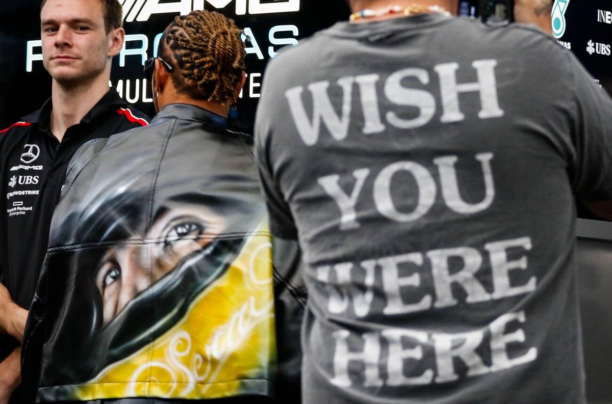 📸 | E o peso dessa foto? 🥲

A jaqueta com a foto do Senna e a camisa ao lado escrito “Queria que você estivesse aqui”.