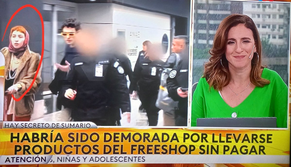 MicaDeJota's tweet photo. Bajaron a Sofia Gala de un avión en Aeroparque
Se “olvidó” de pagar los productos del Duty Free q se le metieron en la cartera
Mi abuela cantaba un tango:
Choooorraaa, vos tu vieja y tu hermanastra ( Malena Massa) 🎶 https://t.co/LOuMWwcVZw