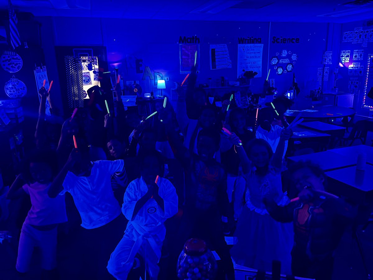 elsberry_edu's tweet photo. This class is so bright- we’re glowing! 🌟@NPKEagles https://t.co/esD3veYS9Y