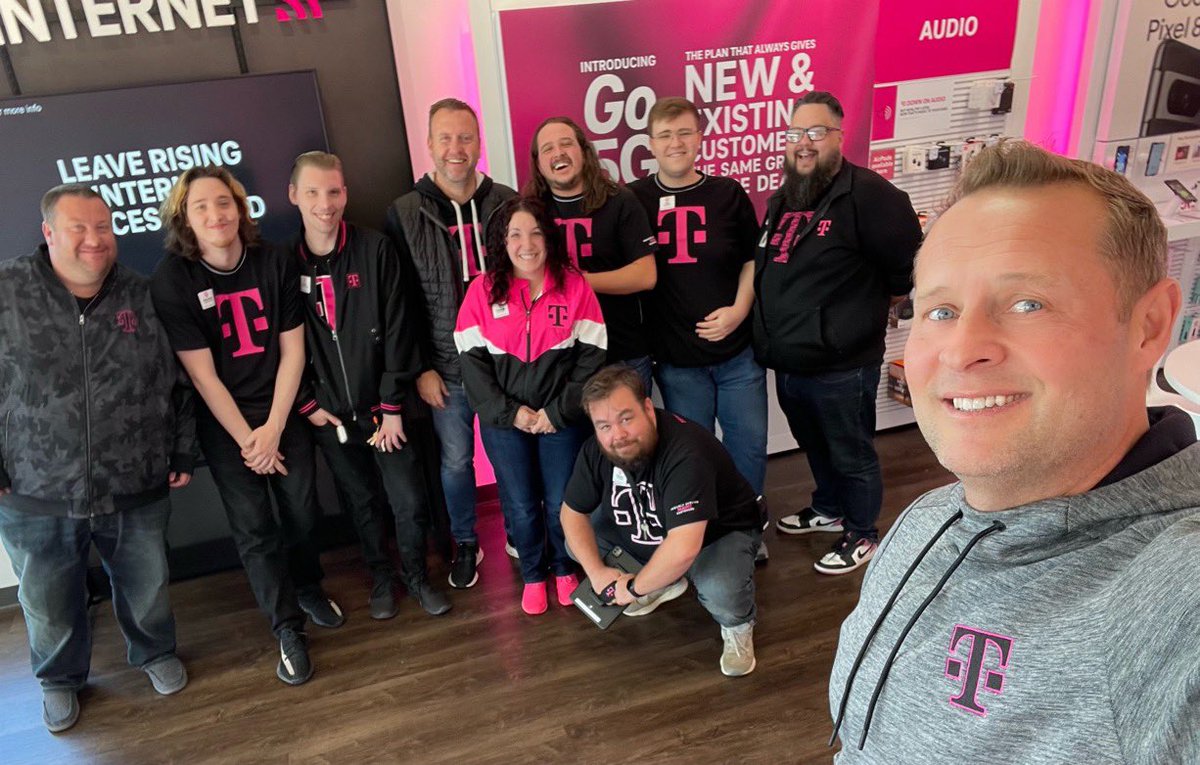 RonSmitty15's tweet photo. Great couple of days visiting one of the best retails teams in the country #SMRA #Maine with  @ChappyCLT @NickNowell7 !! Appreciate all you do for @TMobile Teams and our customers !! https://t.co/w0p7q8vY2Y