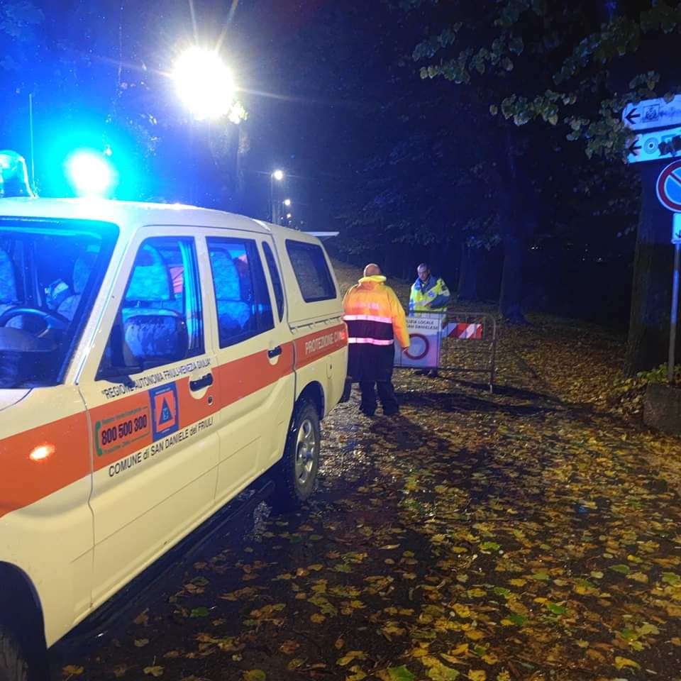Riccardi_FVG's tweet photo. 🔴Allerta meteo rossa Stiamo #monitorando la situazione costantemente dalla sala operativa regionale della Protezione civile del Friuli Venezia Giulia Sarà una lunga notte Grazie a volontari, funzionari e operatori di pc impegnati sul territorio
@regioneFVGit
@DPCgov https://t.co/AN7KqPyXJw