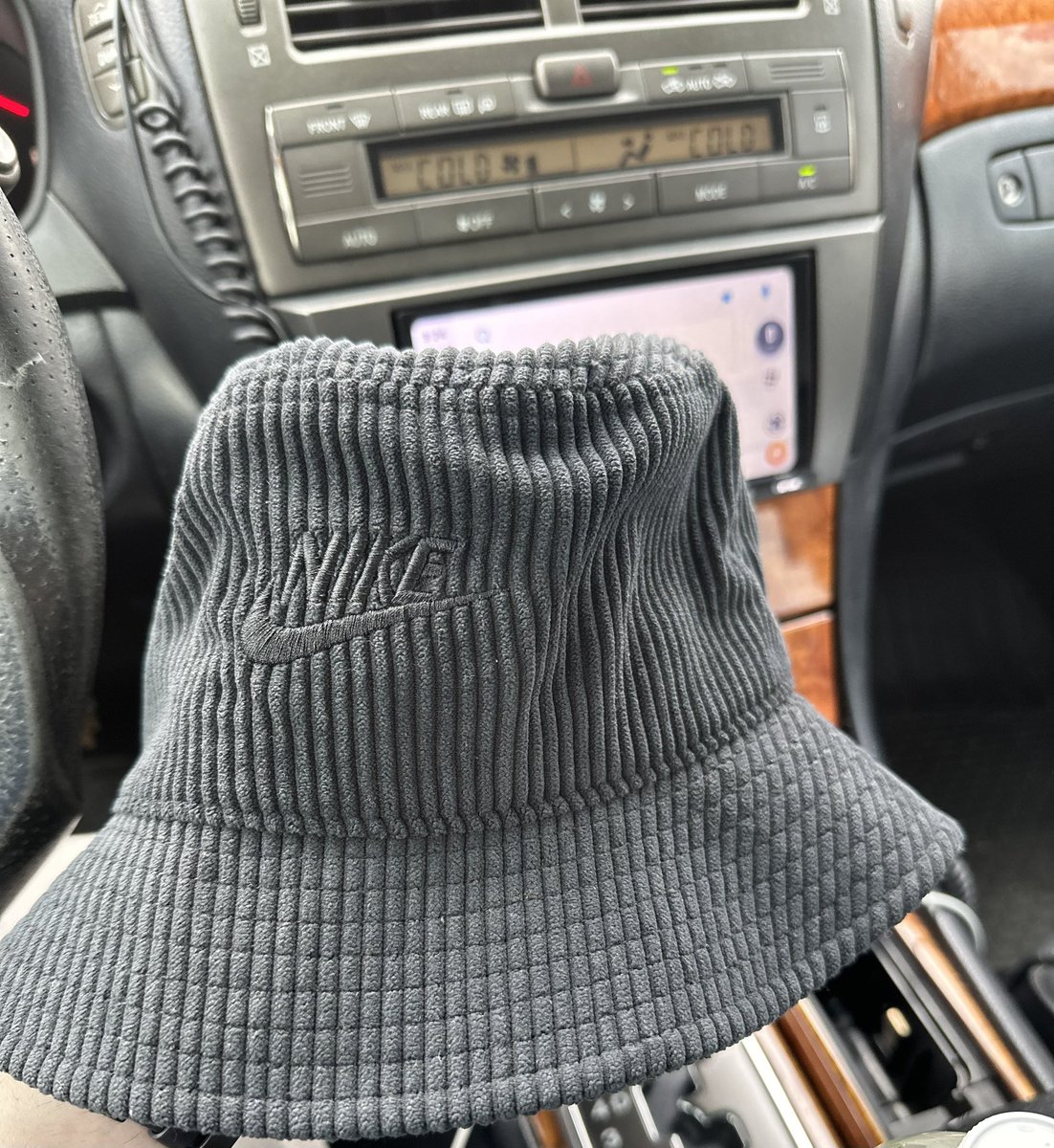 zeampzpvy's tweet photo. The adventure to find a new bucket hat before EPCOT F&amp;W, part 3!

#lexus #LS430 #toyota #celsior #3UZFE #foreign #theforeign #static #LS #V8 #UCF30 #VIP #boat #3UZ #carsofx #bippu #fabulous #fabulousvip #dubai #hat #freehat #buckethat #nike #diamond https://t.co/rlHxR52vxl