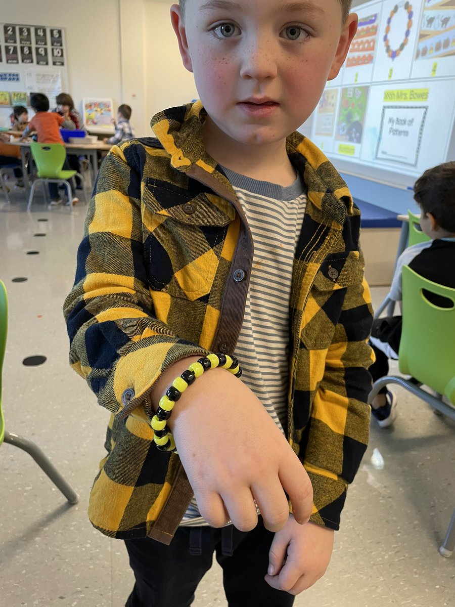 One of our favourite math centers this week was to create pattern bracelets just like in the story Bracelets for Bina’s Brothers @rajanilarocca #math #mentortext #patterns #finemotor