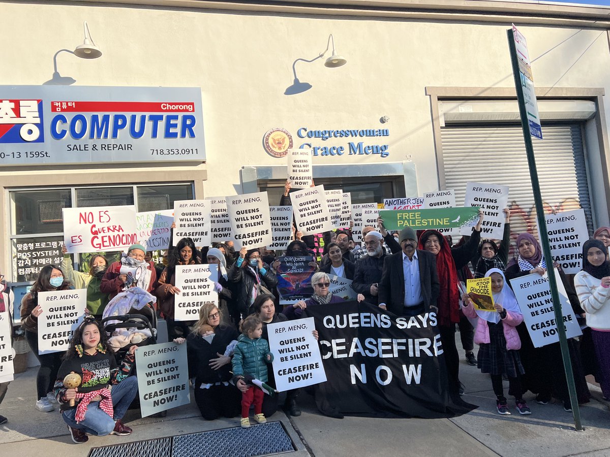 nycDSA's tweet image. Morning: #CeasefireNOW 
Afternoon: #CeasefireNOW
Night: #CeasefireNOW

@RepYvetteClarke, @RepGraceMeng, @RepGregoryMeeks—New Yorkers demand #CeasefireNOW.