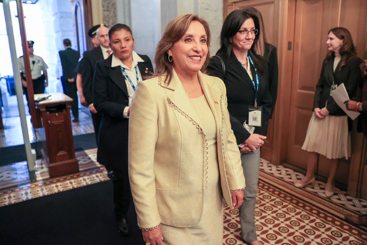 presidenciaperu's tweet photo. ✅ La presidenta de la república, Dina Boluarte, llegó al Capitolio de Estados Unidos para atender una reunión organizada por el presidente del Comité de Relaciones Exteriores del Senado de Estados Unidos, Benjamin Cardin.

✅ En el encuentro, la mandataria dialogó con senadores estadounidenses de diferentes bancadas sobre las estrechas relaciones bilaterales, y el interés común de impulsar la cooperación para alcanzar un desarrollo sostenible. 

✅ También dialogaron sobre el cambio climático, el combate contra el narcotráfico, entre otros asuntos de suma importancia. La mandataria destacó que el Perú es un país estable y socio confiable para las inversiones y el comercio.