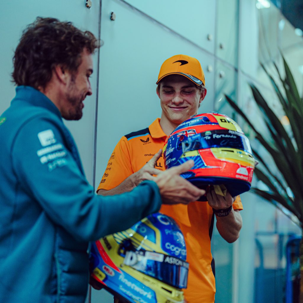 alo_oficial's tweet photo. Swapping helmets with a superstar. And a cool guy 😜💪. Thanks  @OscarPiastri #f1 #helmet #champ https://t.co/r1MiNkxdhd