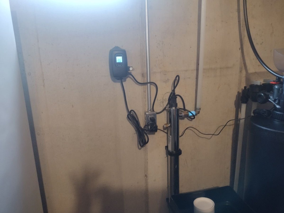 AquaSystemsHWK's tweet photo. 🔧✨ Aqua Systems Behind the Scenes! ✨🔧

Rodney, our expert technician, crafting your top-notch water softener system! 🛠️ We added powerful UV lights to fight bacteria and a blue filter to keep your water crystal clear. 💧💡 Experience the best with us! #AquaSystems 💙🌟 https://t.co/Ef8lLujvff