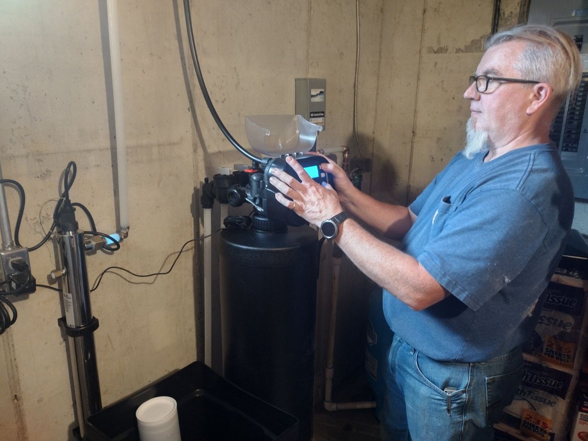 AquaSystemsHWK's tweet photo. 🔧✨ Aqua Systems Behind the Scenes! ✨🔧

Rodney, our expert technician, crafting your top-notch water softener system! 🛠️ We added powerful UV lights to fight bacteria and a blue filter to keep your water crystal clear. 💧💡 Experience the best with us! #AquaSystems 💙🌟 https://t.co/Ef8lLujvff