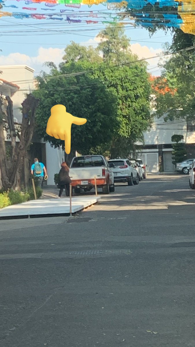 vallartanortesl's tweet photo. Buenas tardes @GdlMovilidad @JaliscoVial @alexsilva_ca @GuadalajaraGob ya empezaron a poner tarimas en calle Santa María esq Lincoln los de la tienda Nawuales-ayer cerraron la calle-, vecinos piden apoyo para supervisar esto por favor ya que no cuentan con permisos para hacerlo https://t.co/P5ZWSgWhlw
