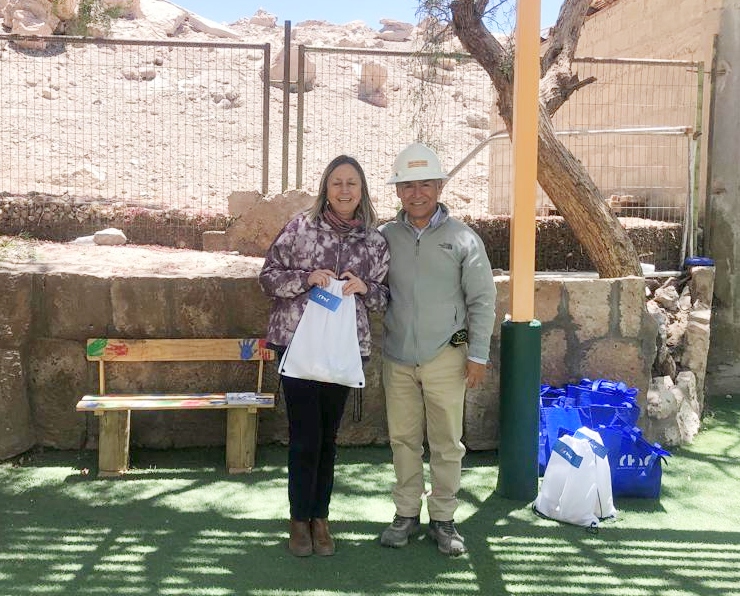 CChCCalama's tweet photo. Consejero Regional y miembro de la Comisión de Urbanismo @cchccalama a cargo del proyecto Murales, Sergio González realizó una actividad de diseño de los dibujos del mural que se pintará en la Escuela Pucará de Lasana @municipiocalama
#juntosxcalama #comdes #altoelloa #calama https://t.co/mqlVVad00c