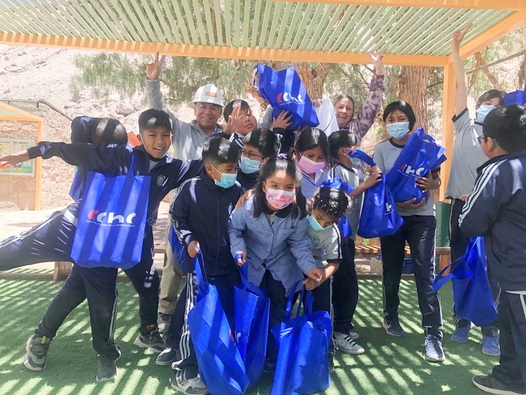 CChCCalama's tweet photo. Consejero Regional y miembro de la Comisión de Urbanismo @cchccalama a cargo del proyecto Murales, Sergio González realizó una actividad de diseño de los dibujos del mural que se pintará en la Escuela Pucará de Lasana @municipiocalama
#juntosxcalama #comdes #altoelloa #calama https://t.co/mqlVVad00c