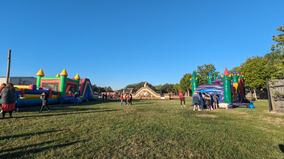 MrsVuTeaches's tweet photo. Perfect day for a fall party brought to us by our @ExleyPTA and many awesome volunteers #ParentsCount #exleytweets #katyisd https://t.co/VXM1T6QcGS