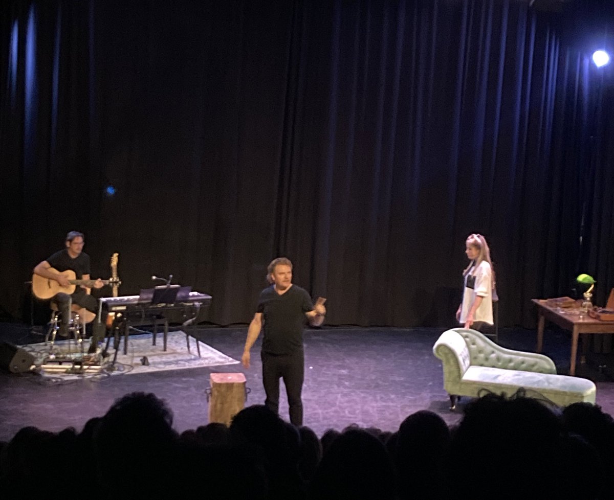 Prachtige voorstelling in Gods naam met @BastiaanRagas! Mooie boodschap: wees niet bang, sta op en heb lief❤️! Fantastisch gezongen ook door tegenspeelster!!
