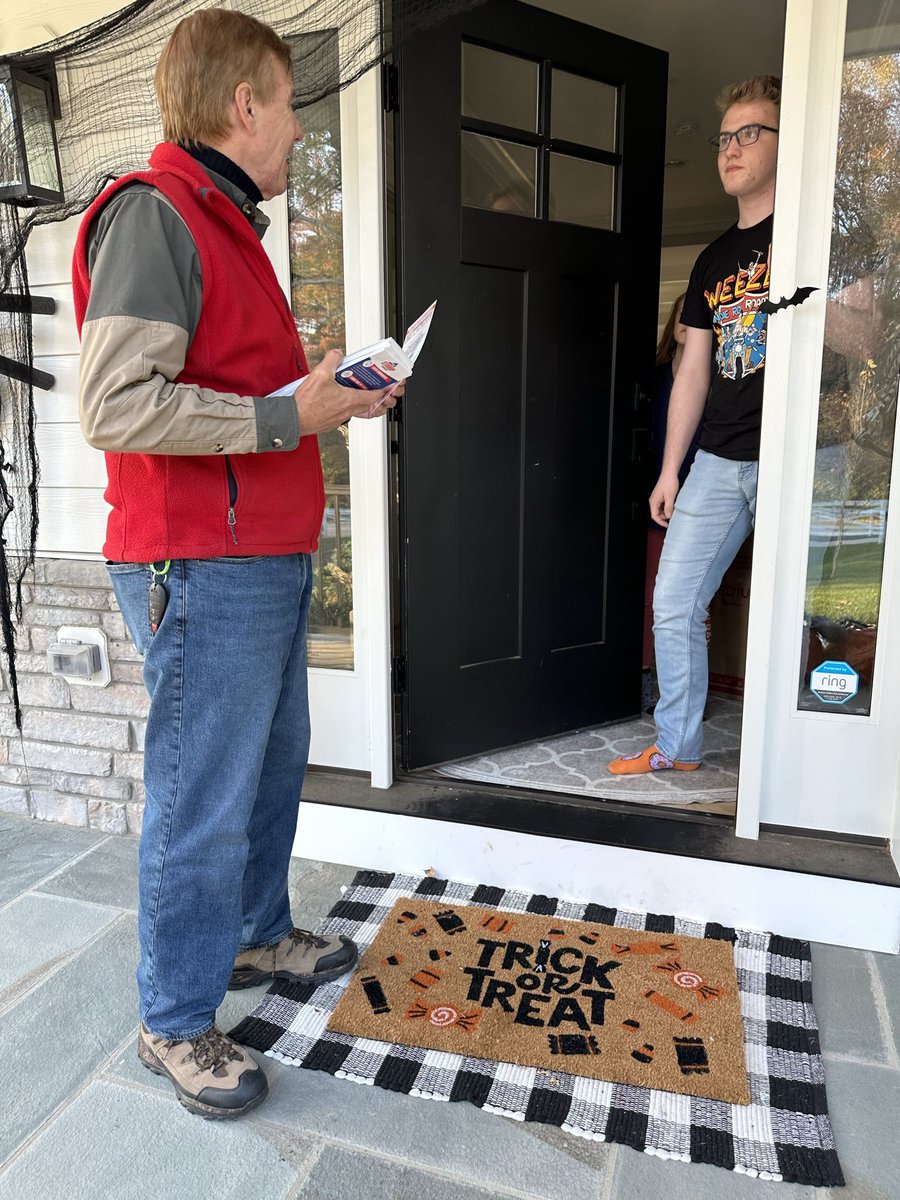 stirrup4va's tweet photo. Another gorgeous Autumn night on the doors! We’re all ready for common sense reform &amp; to build on Gov. Youngkin’s success.

It’s time to:
✅Put victims ahead of criminals

✅Recover from losses to the education system

✅Continue to provide economic relief https://t.co/fWg6vmaaiL