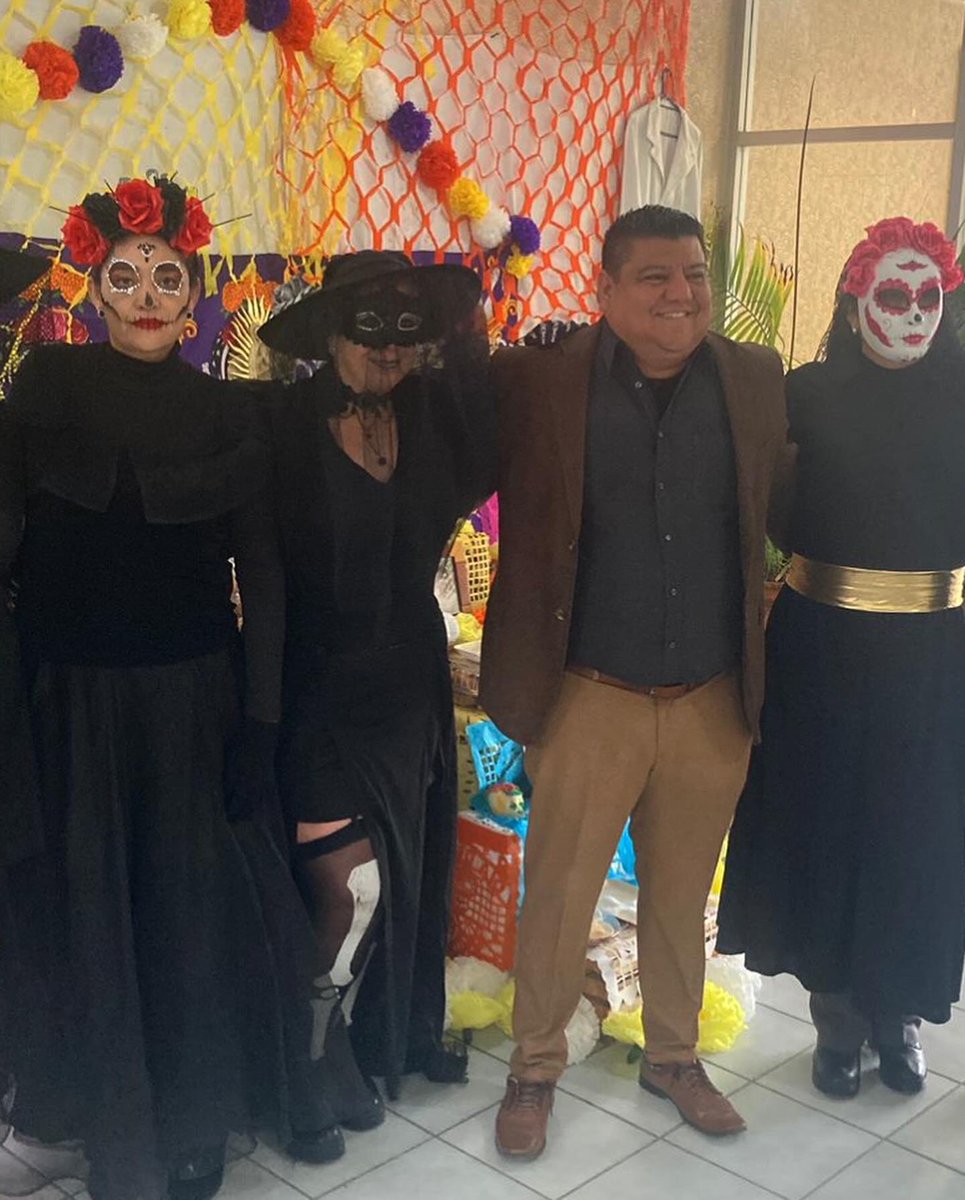 DurangoIssste's tweet photo. Dicen que la huesuda por el ISSSTE anda rondando, ya varios trabajadores la vieron paseando. Mientras los derechohabientes armaban un gran relajo, ella llegó y a todos se los llevó de tajo. Todos asustados y temerosos ya no se reían, pero la huesuda sí.
¡Ah!, como se divertía. https://t.co/9iQVtWm7ba