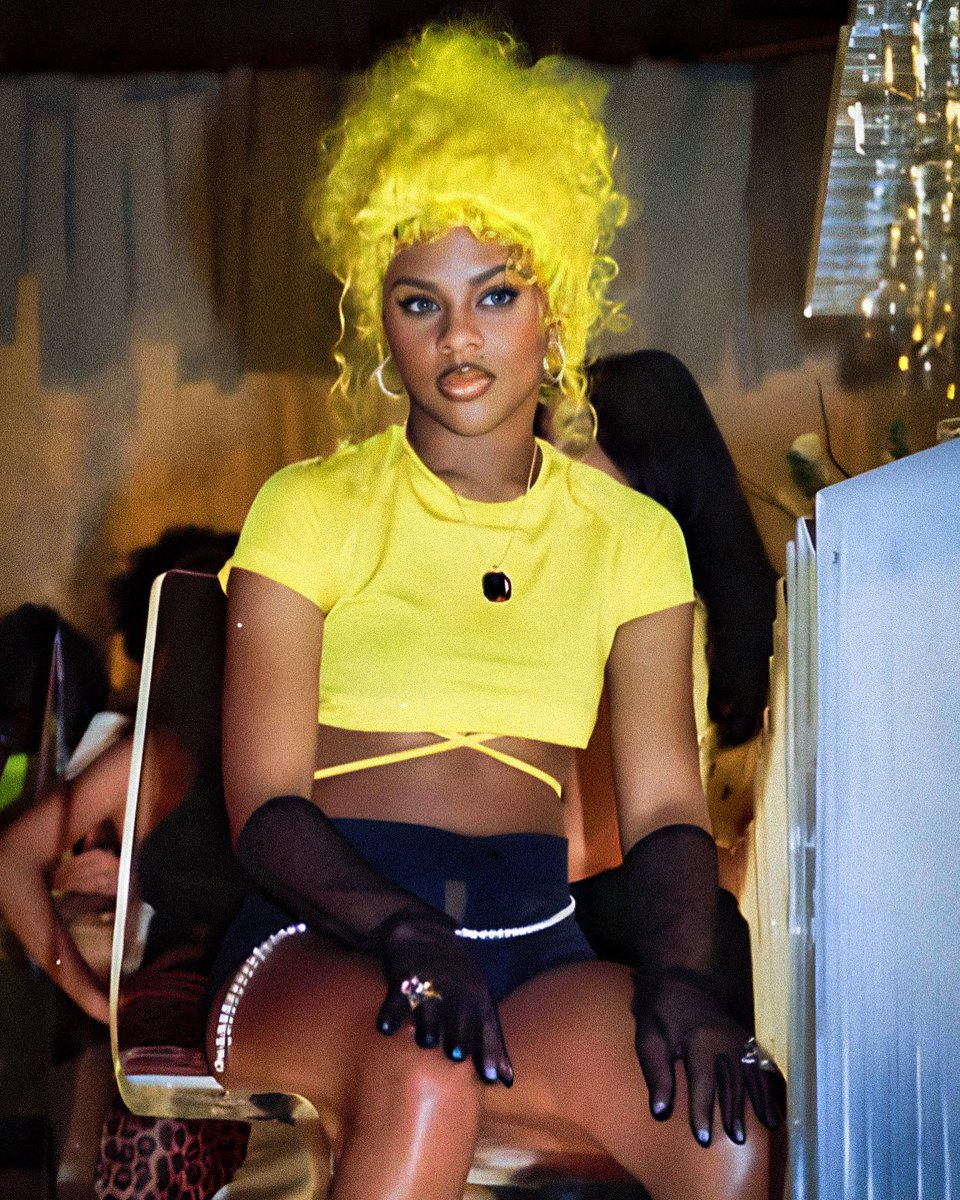LilKimUK's tweet photo. 📸: Lil’ Kim (“Crush On You” Video Shoot BTS - 1997) https://t.co/2PVRlIOYsX