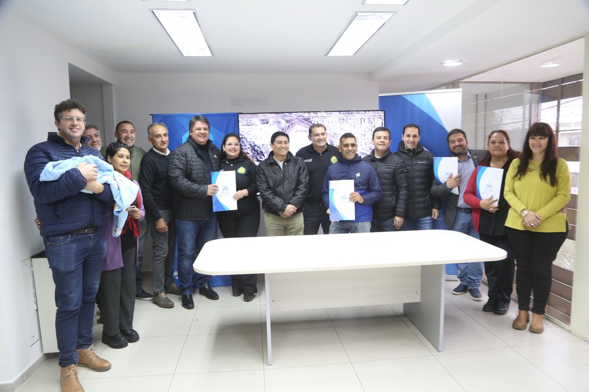 MarianoGaidoOk's tweet photo. 195 LOTES CON SERVICIOS para familias neuquinas. Hoy firmamos 3 convenios con instituciones ( UTA- Coop. de Viv. y Con. 28 de Mayo - MUTEN) para seguir acercando a las familias al sueño de la casa propia.
Con trabajo planificado generamos oportunidades para todas y todos
#Imuh https://t.co/3YmBXJEMbg