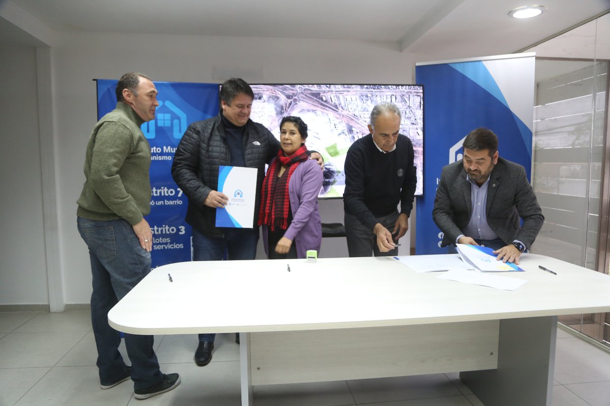 MarianoGaidoOk's tweet photo. 195 LOTES CON SERVICIOS para familias neuquinas. Hoy firmamos 3 convenios con instituciones ( UTA- Coop. de Viv. y Con. 28 de Mayo - MUTEN) para seguir acercando a las familias al sueño de la casa propia.
Con trabajo planificado generamos oportunidades para todas y todos
#Imuh https://t.co/3YmBXJEMbg