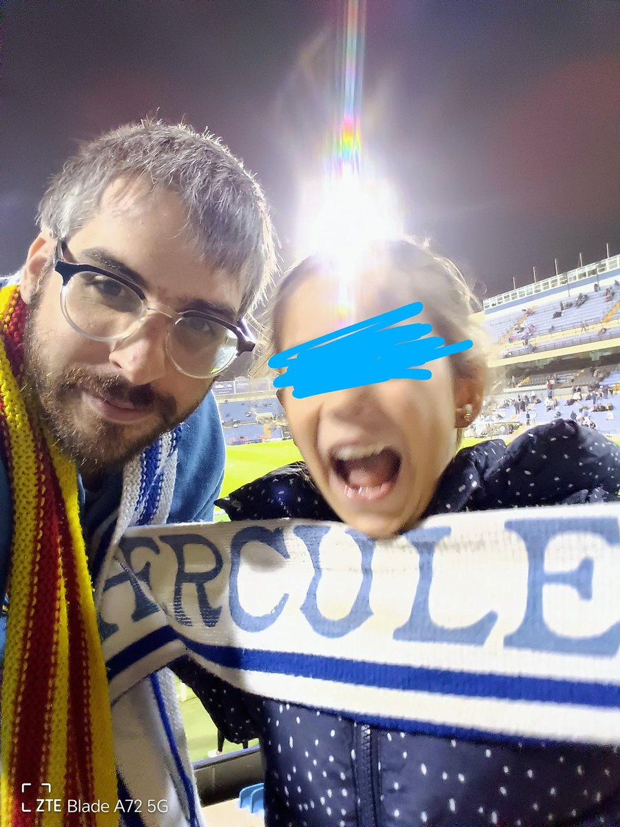 herculanisme's tweet photo. Bueno, gent. El fil que més il·lusió em fa fer: hui ha sigut un partit diferent.

Hui als seus 5 anys i sent abonada des que va nàixer la meua neboda per fi ha dit: "me'n puc anar al futbol amb vosaltres?".

Era tard i feia fred però no podíem negar-nos-hi. https://t.co/wZMnn0lfFB