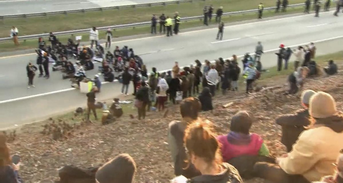 Protesters calling for a cease fire in the war between Israel and Hamas are now blocking Highway NC 147. 

Durham Police have been asked to start making arrests. Motorists are asked to avoid these area.

#IsraelHamasWar #Israel #Hamas #Gaza #Protests #Durham #BullCity