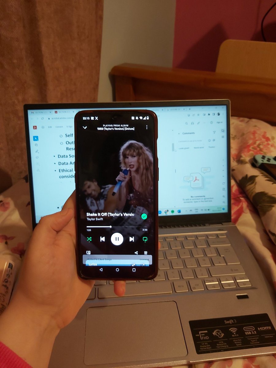 shookswiftie's tweet image. #HowIShakeItOff when doing my dissertation 💅