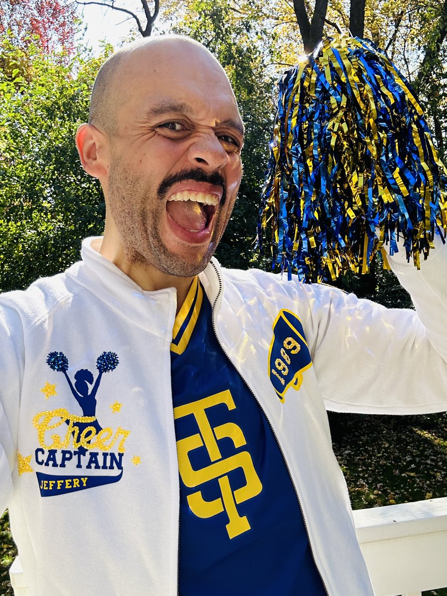 jefferyllong's tweet image. Pom Pom’s are READY…Warming up the squad now @taylornation13 @taylorswift13 #HowIShakeItOff