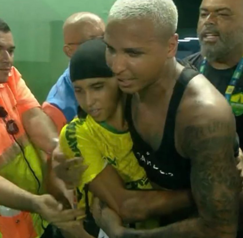🚨AGORA: Torcedor do Cuiabá se arrisca ao pular de arquibancada da Arena Pantanal para abraçar atacante Deyverson.