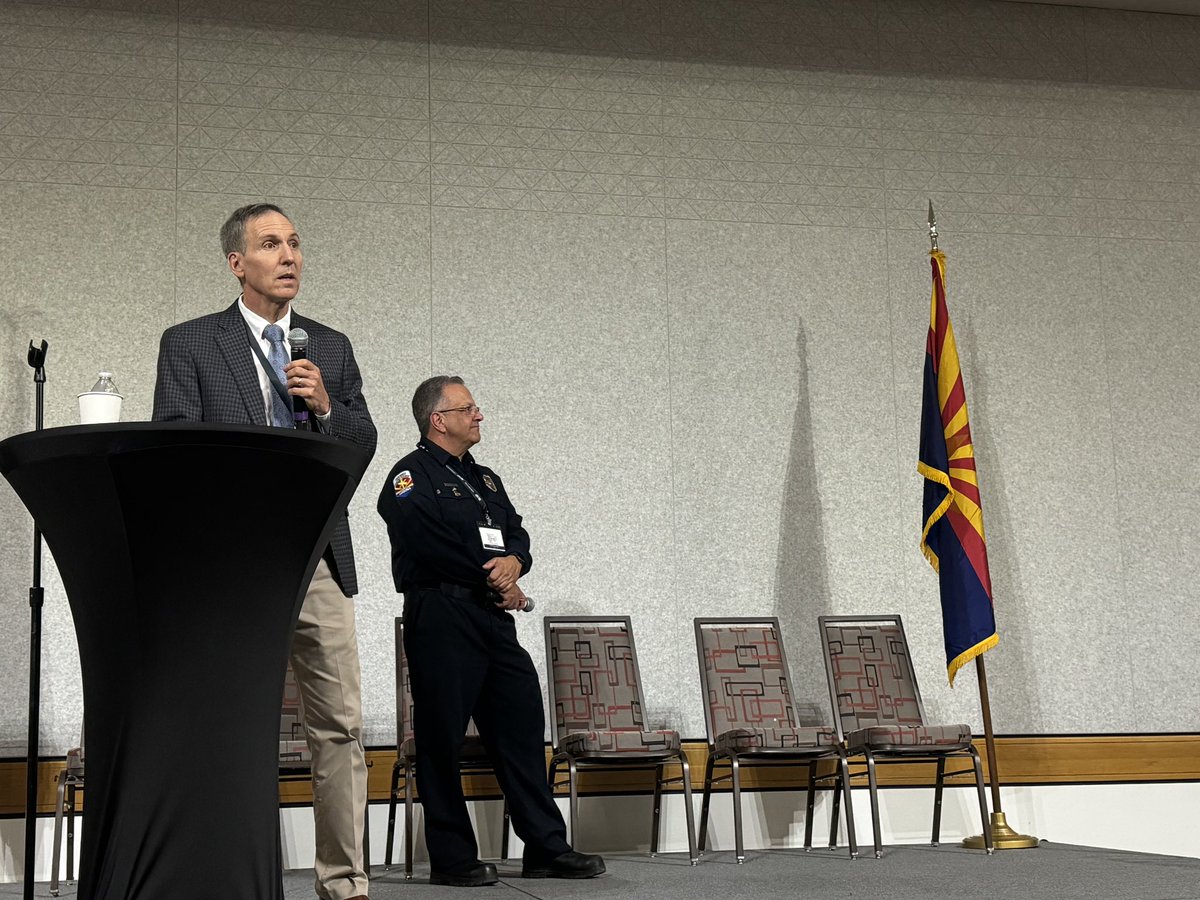 Dr. Jeff Burgess and his translator Capt. John Gulotta talking about how science informs practice at @TucsonFireDept and how their practice then informs science. 🤯🥰 #dreamteam #fireserviceonevoice @ScienceAllianc3