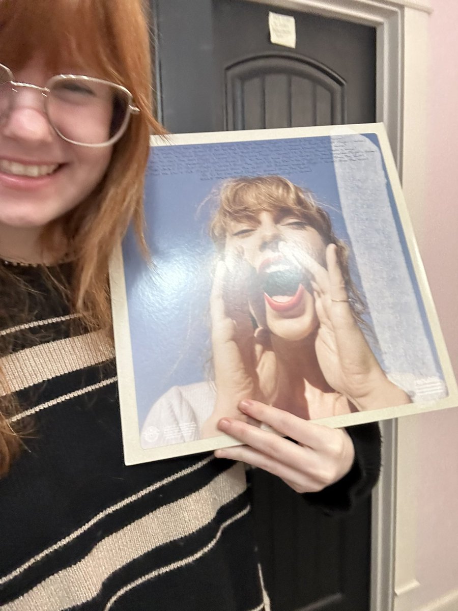 Evvrrmore's tweet image. Can’t stop won’t stop grooving! #HowIShakeItOff #1989TaylorsVersion @taylornation13