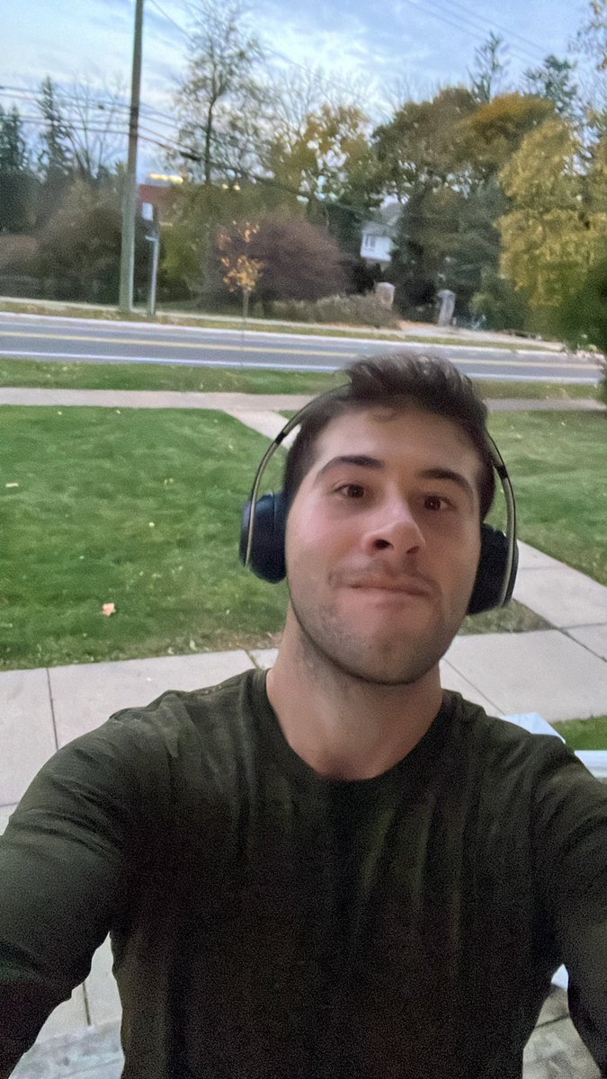 bordelove_1207's tweet image. #HowIShakeItOff during my run! 🏃‍♂️🕺🪩🥳🍾