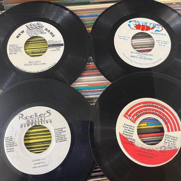 drumandbass_rec's tweet photo. Dancehall Originalに80's 7"をUPしました。ダンスホールヒッツからカヴァーもの、ラヴァーズロックなどいろいろ揃ってます🎵
#reggaerecords
#reggaevinyl
#reggae45
#dancehallclassics
#dancehallvinyl
#rubadubstyle
#loversrock
https://t.co/Mwl2W5Ua1b https://t.co/1tloZavTsj