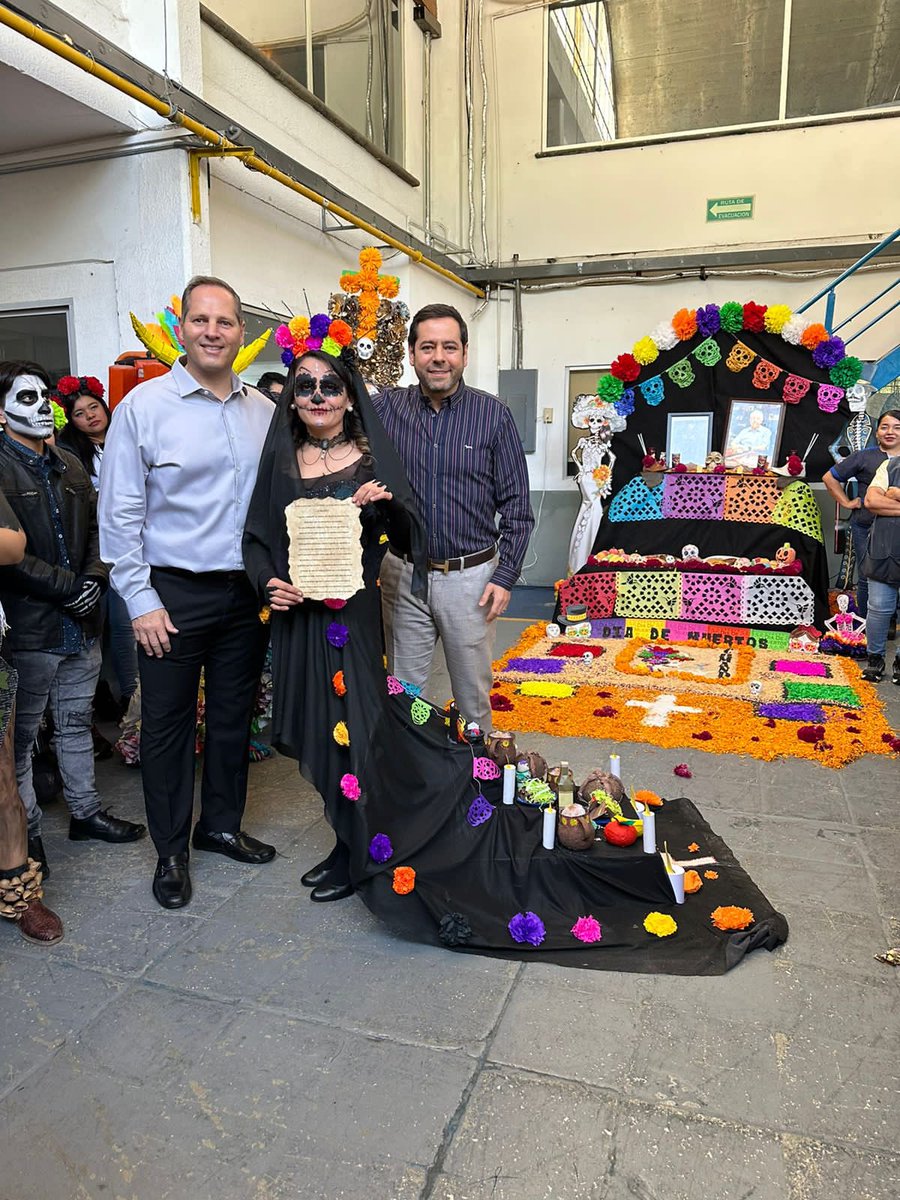 abugaberjose's tweet photo. Celebramos el Día de Muertos en @CalzadoComando con una ofrenda y un concurso de disfraces. Mi hermano Jorge y yo estuvimos presentes en este festejo. https://t.co/JMSQPWaI5l